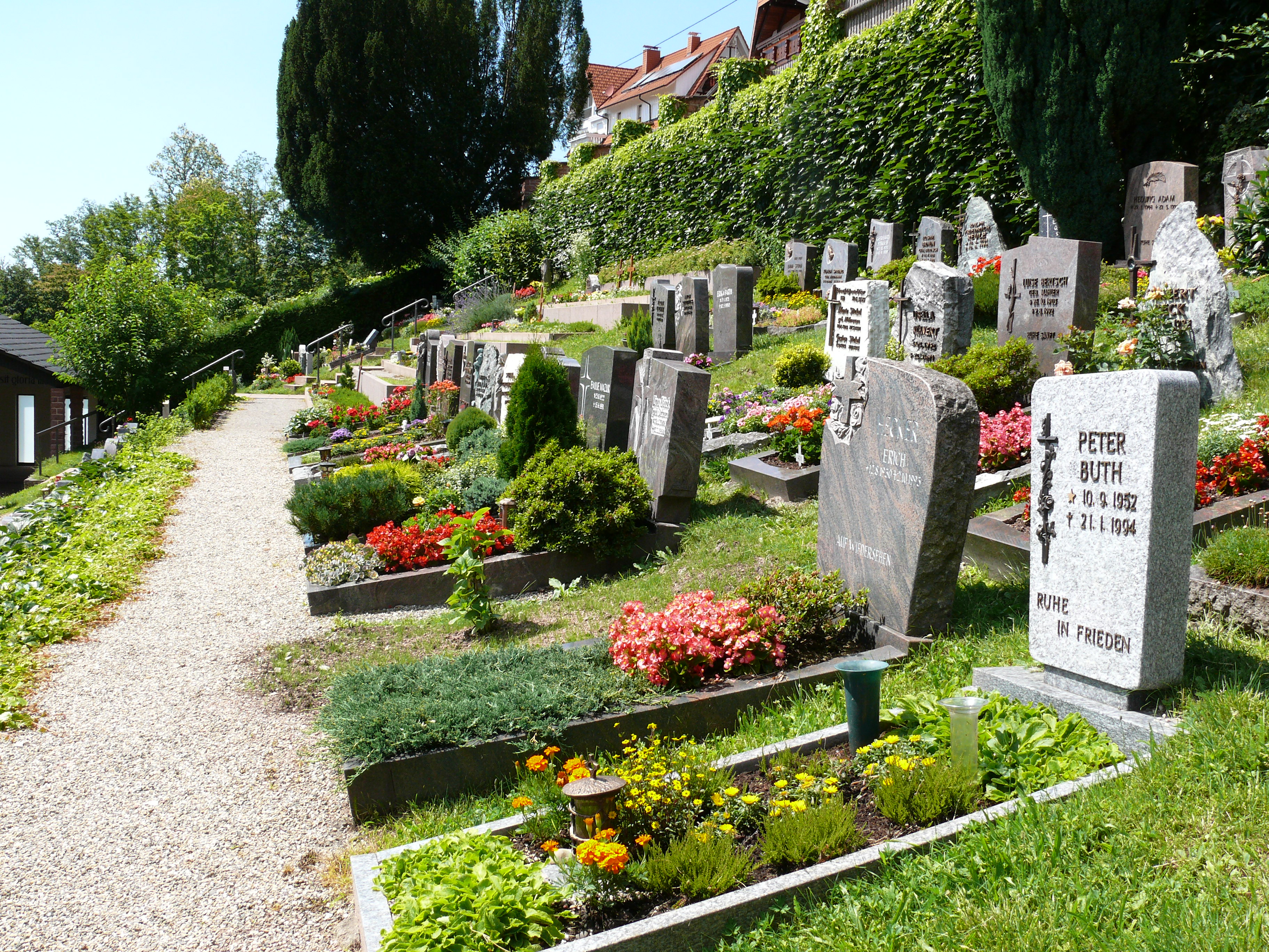 Auf diesem Bild ist ein Teil des Loffenauer Friedhofs zu sehen.