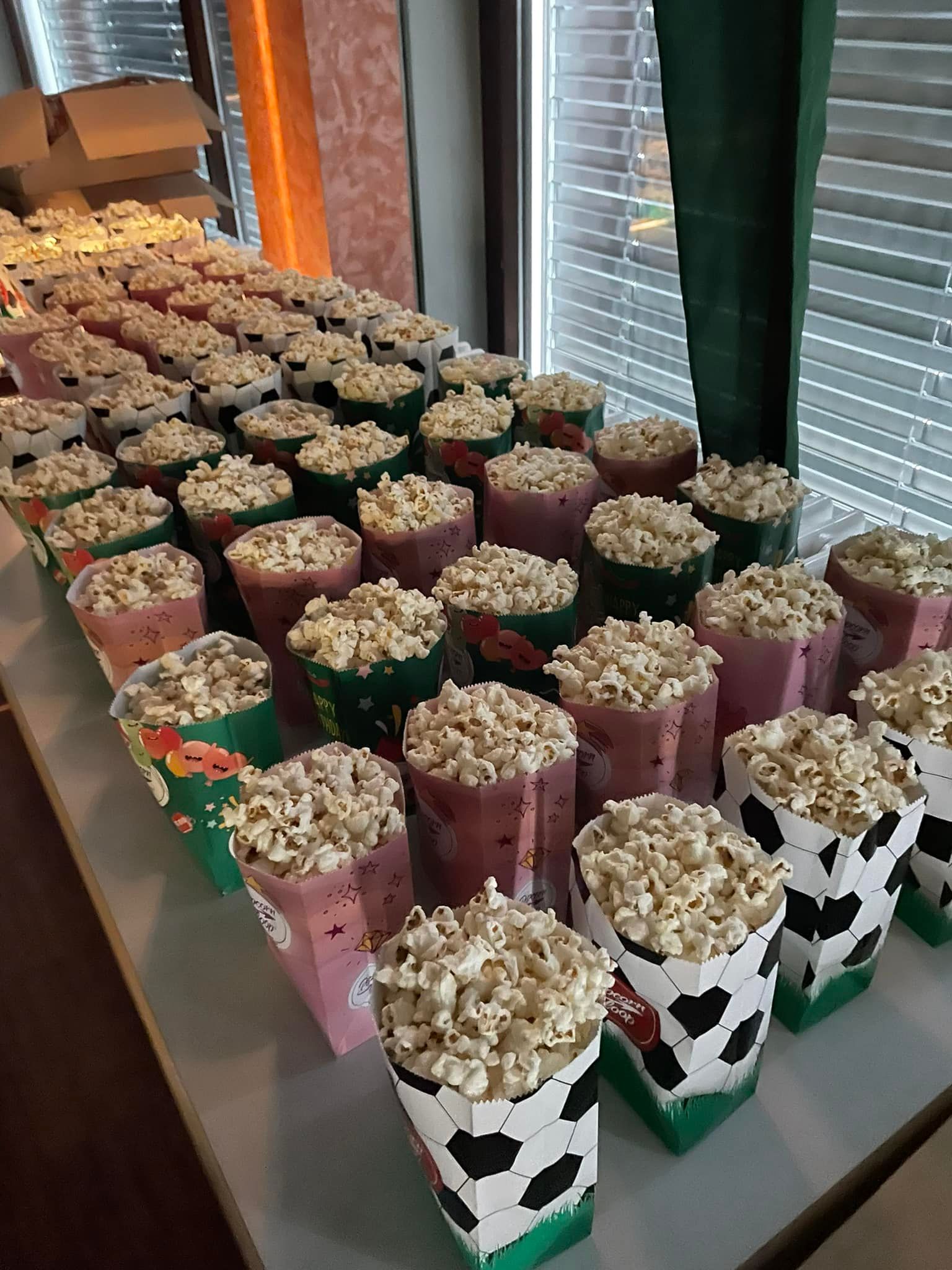Auf diesem Bild sind einige mit Popcorn gefüllte Popcorntüten zu sehen.