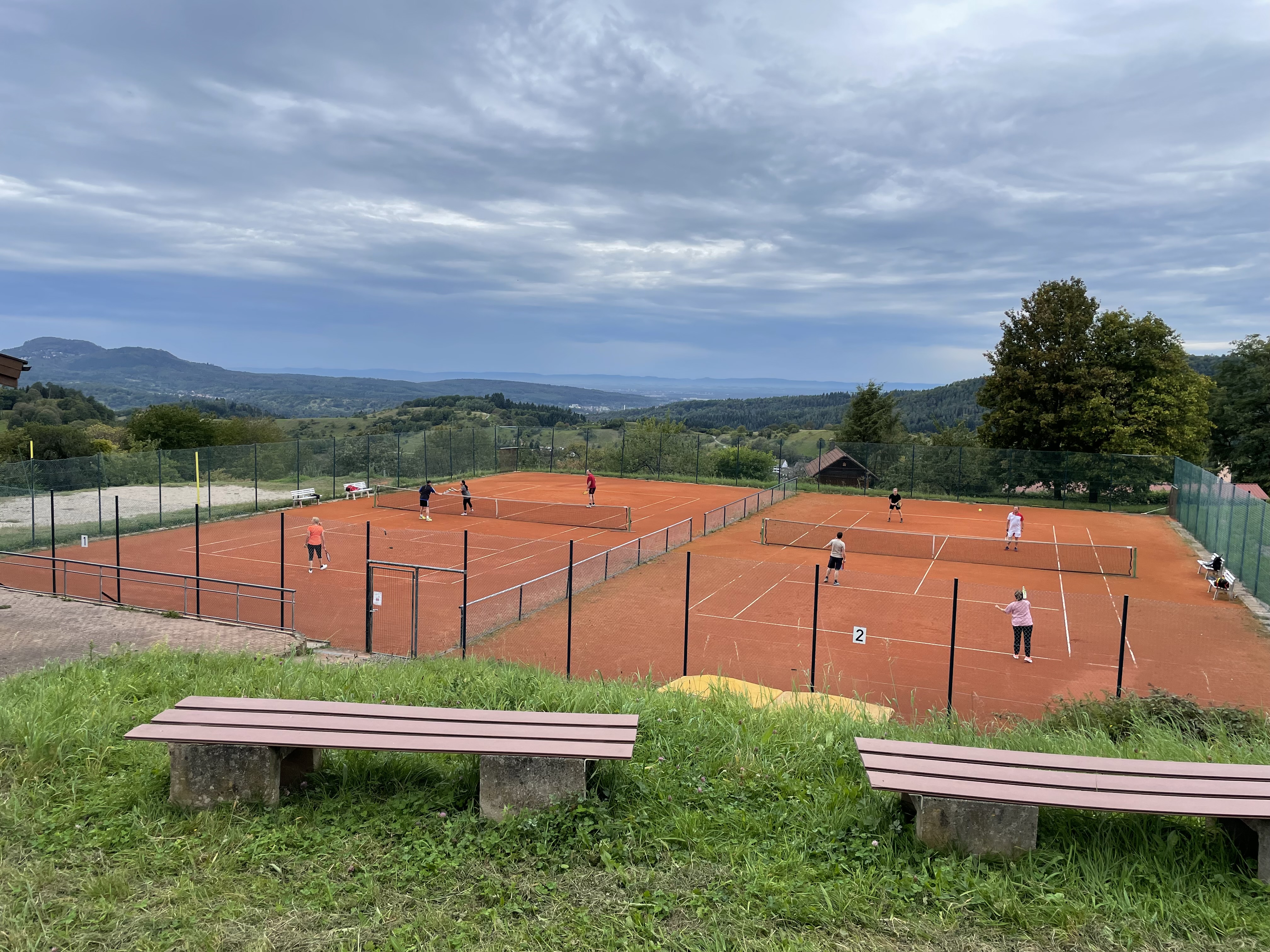 Auf diesem Bild sind SpielerInnen auf dem Tennisplatz des TCL zu sehen.