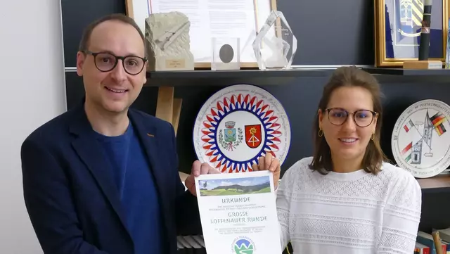 Hier sieht man Bürgermeister der Gemeinde Loffenau Markus Burger und seine Assistentin Katharina Luft. Beide halten das Zertifikat des Deutschen Wanderinstitut e.V. in den Händen. 