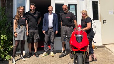 Bürgermeister Burger besucht neue Motorradwerkstatt in Loffenau
